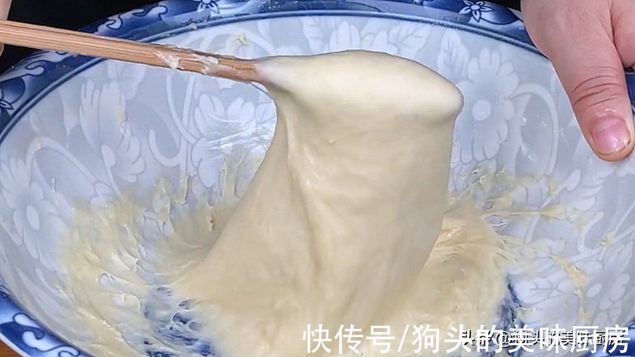 发糕这样做，不用揉面，一搅一蒸就出锅，松软香甜，比面包还好吃