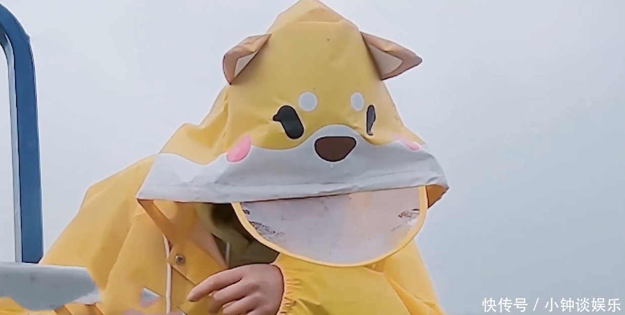 擂茶 杨紫说擂茶难磨,张艺兴拍了她一次背四次手鼓励,还说:我帮你弄