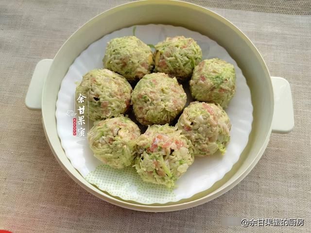 近期，这蔬菜我家经常买，擦丝团成丸子蒸一蒸，两口一个好鲜美