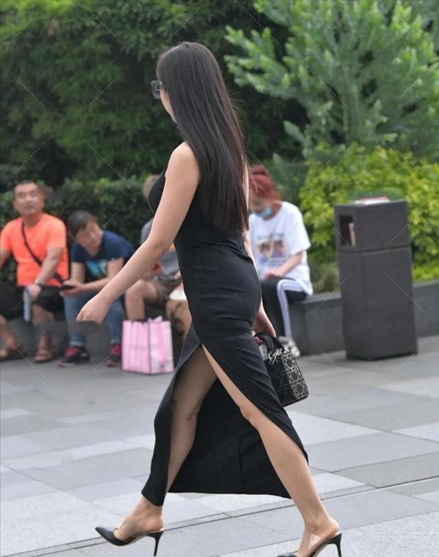 气质 漂亮的黑色连衣裙搭配尖尖的高跟鞋,气质超群,穿着有神秘感!