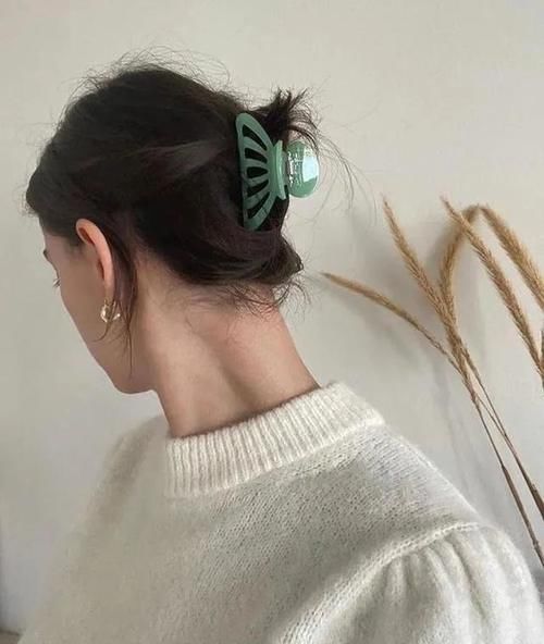 “奶奶辈”发饰火了！鲨鱼夹、丝巾等绝对是现在最洋气的发饰！