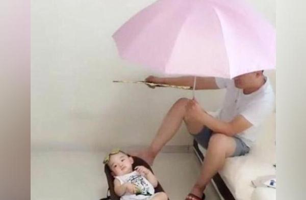 妈妈|爸爸出差回来,被妈妈安排照看宝宝,父子俩相处的画面把妈妈笑翻