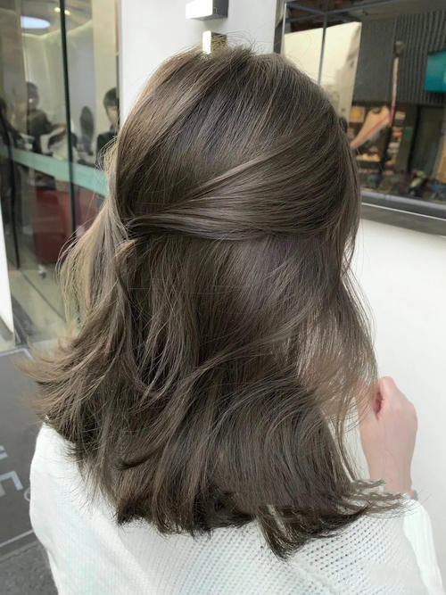 看一眼就会迷上的发色，温柔显气质又美丽动人，显白又好看