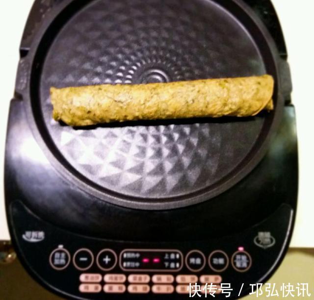 香椿也能做成小甜品，1把香椿2个蛋，撒把面粉成面卷