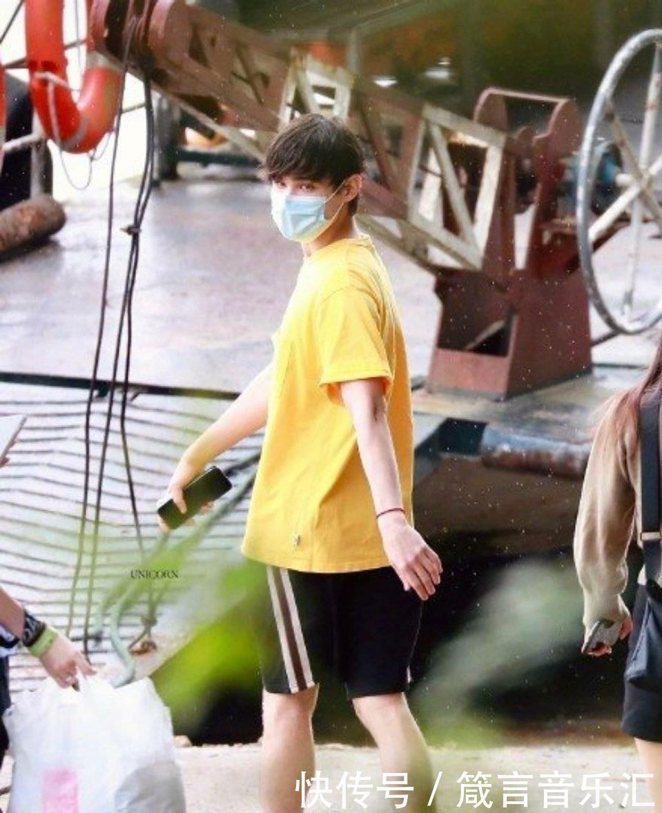 INTO1参加《快本》路透照过于模糊的原因曝光,粉丝太不容易了