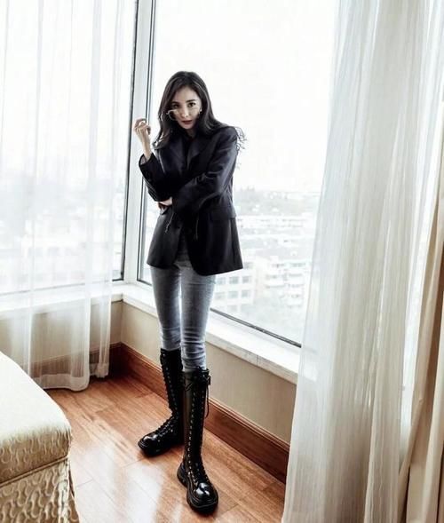 初春穿牛仔裤别配帆布鞋了！这“5双鞋”与牛仔裤更搭，时髦翻倍