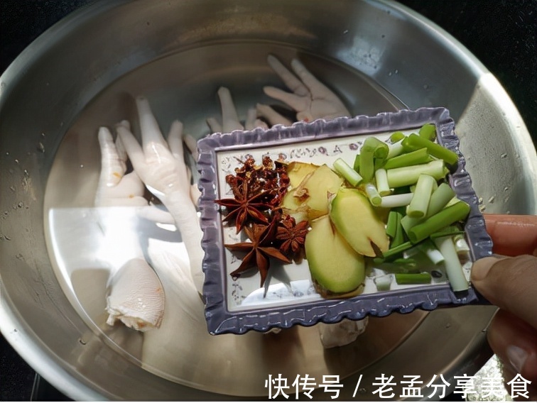 鸡爪做成小吃，还是一道下酒菜，解馋还美味