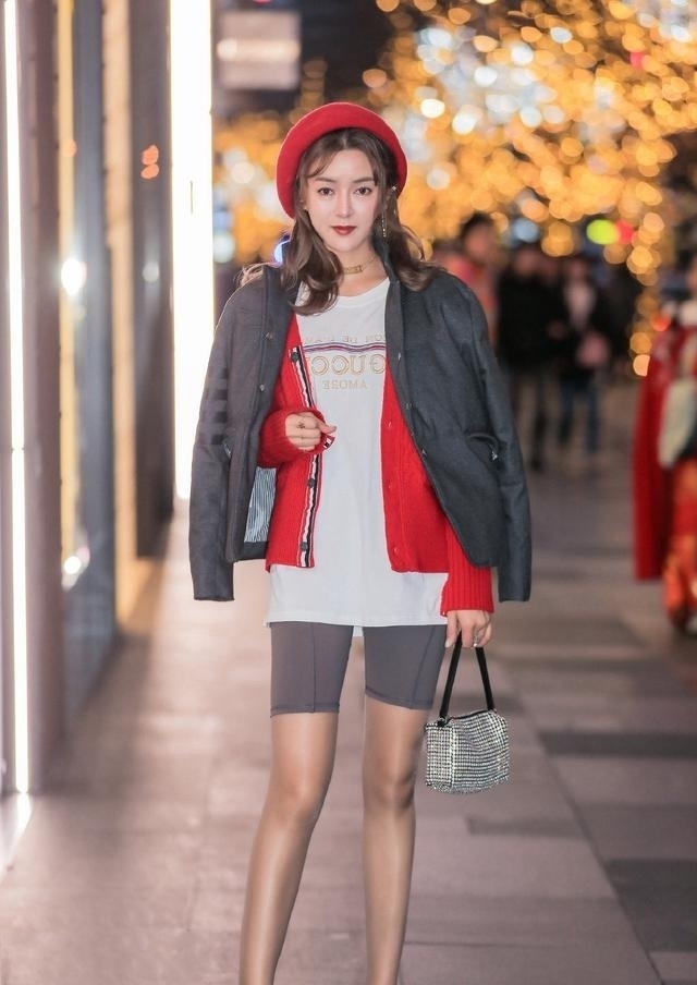 时尚穿搭,美女穿深V立领白衬衣非常有魄力