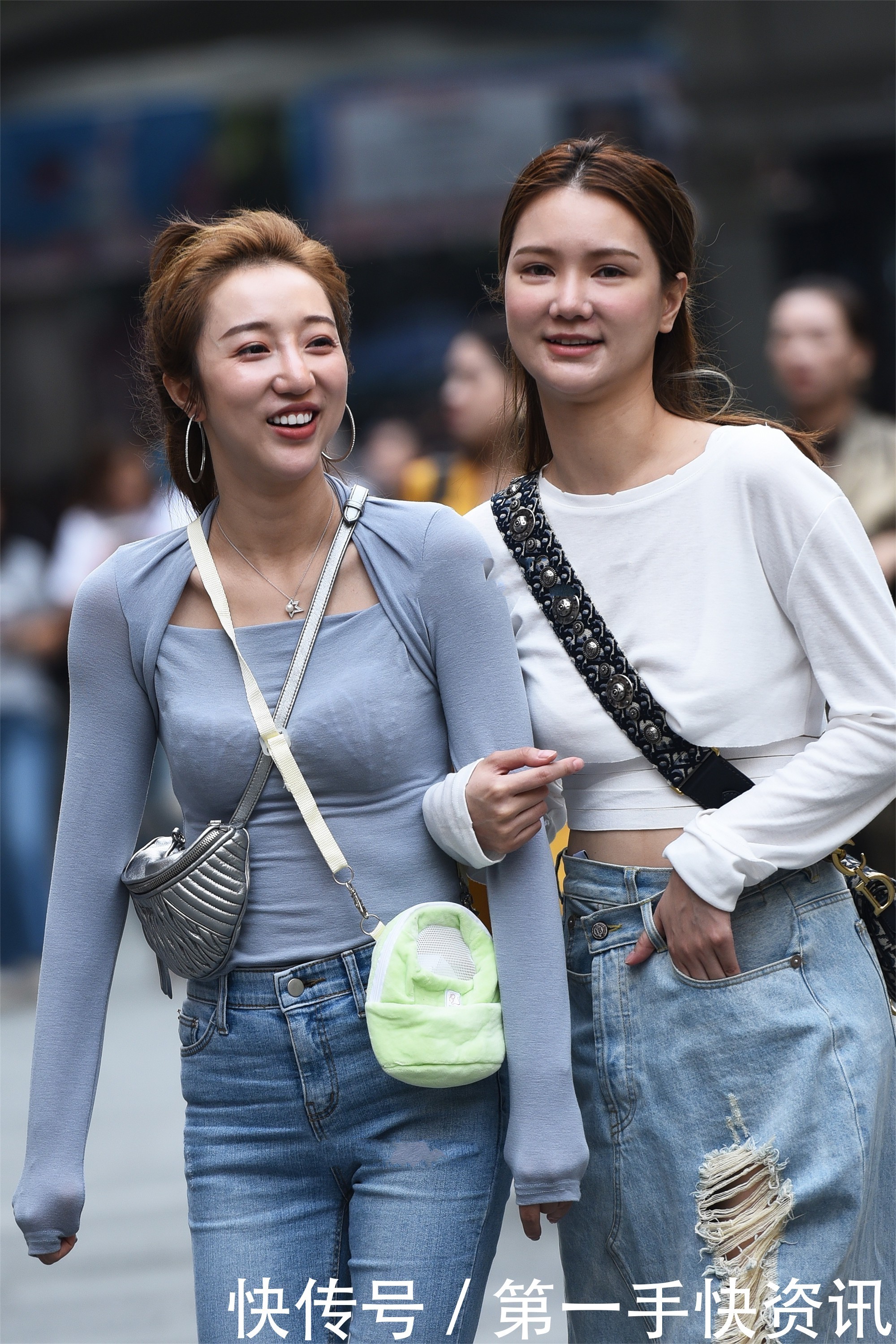 长袖|灰色背心搭配灰色长袖,再来条牛仔裤,简约又时尚