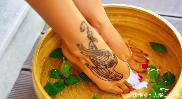 经常用艾叶泡脚的女人,最后发生了什么?