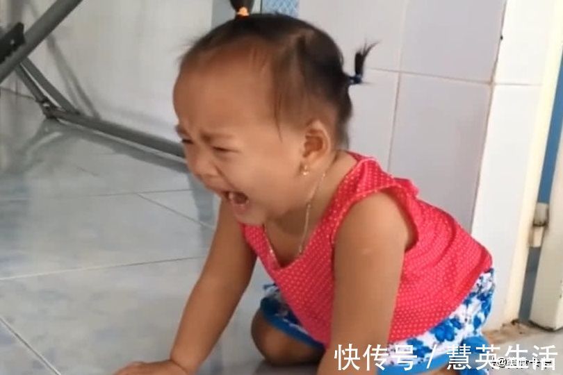 妈妈|妈妈说“爸爸被困在手机里”,宝宝瞧瞧手机泪目了,心疼宝宝一秒