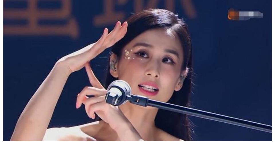 芒果台|乘风破浪的姐姐：黄圣依喊停，丁当质疑评分，导演组召开紧急会议！