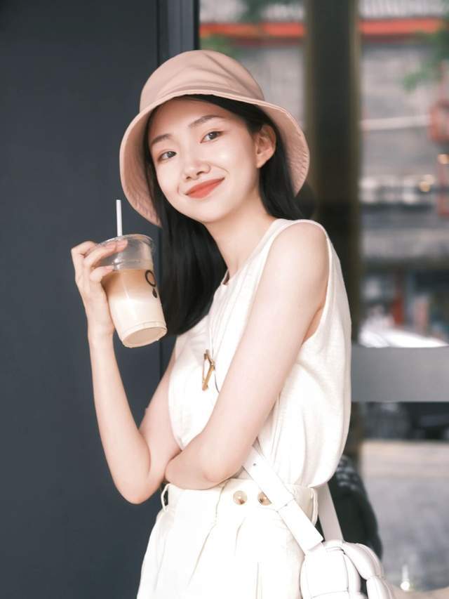 洋气|20岁到30岁的女生夏季末尾这样穿,衬衫配阔腿裤简约洋气,超好看