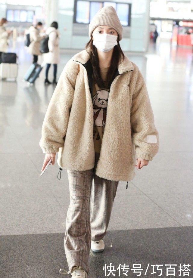  冬天|今年冬天流行色来了，女明星这个冬天都在变“嫩”，你还在犹豫吗