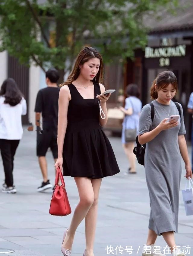 小白鞋 “装嫩”并没有错,同时兼顾款式与颜色,40岁也能穿出少女感!