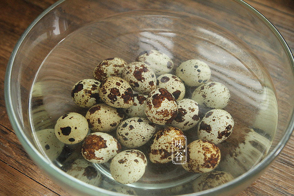 煮鹌鹑蛋时,用上这个方法,鹌鹑蛋壳一碰就掉,单手就能剥开