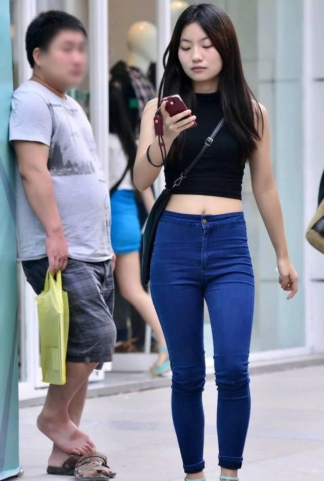 气质|街拍美女美女穿紧身牛仔裤,那气质,路人忍不住看了一眼