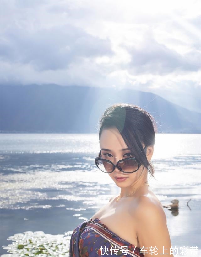 高跟鞋 清新淡雅却又不失性感迷人的度假风抹胸连衣裙