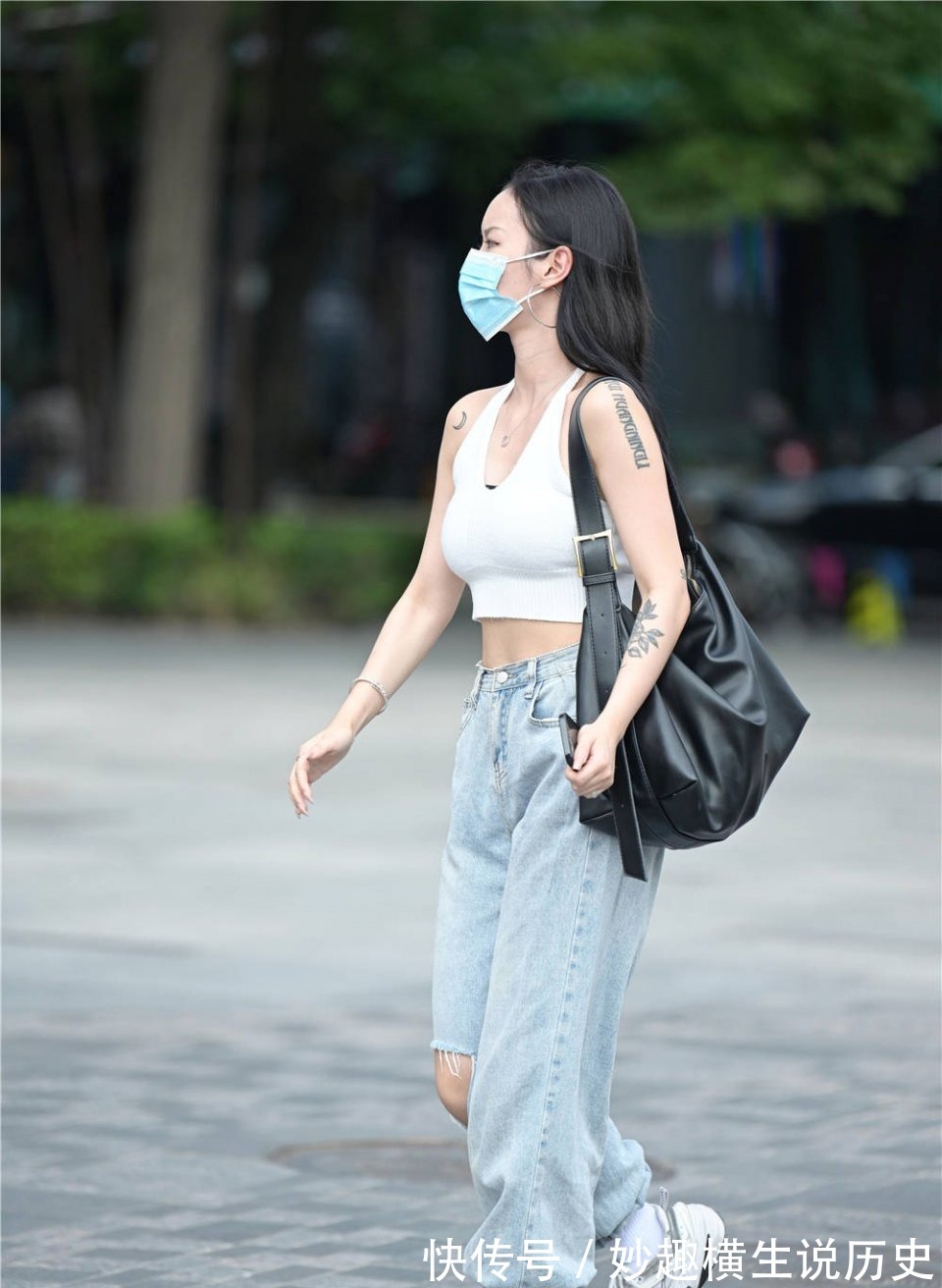 牛仔裤 直筒牛仔裤搭配,年轻姑娘喜欢的风,穿出大气的感觉,也不容易