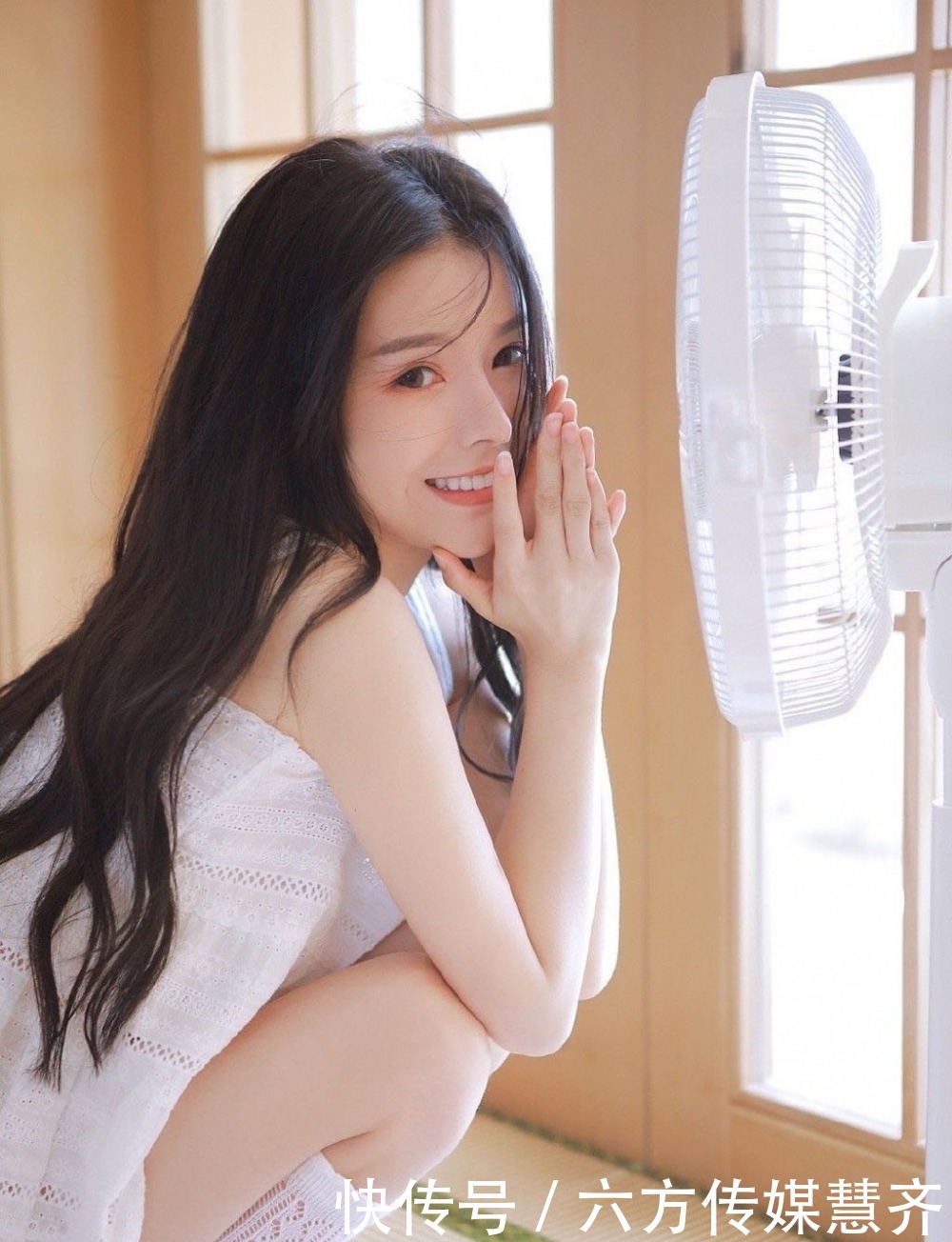 清新白净的长发美女