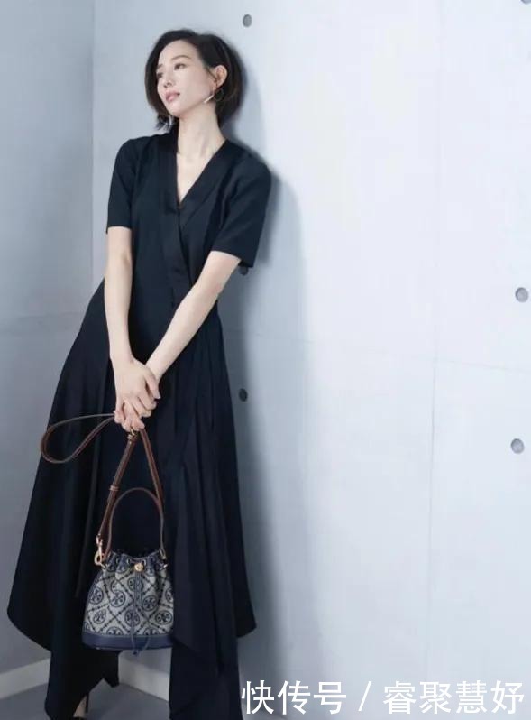女人|齐眉短发搭配黑色长裙，张钧甯小蛮腰太吸睛，这是四十岁的女人？