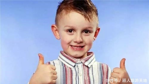 选择|全家围观孩子“抓周”，宝宝径直爬向这玩意，奶奶低呼这下完了