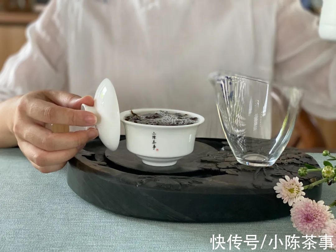 武夷岩茶|紫砂壶与盖碗，茶圈两大山脉，谁有资格成为冲泡岩茶的标准茶具？