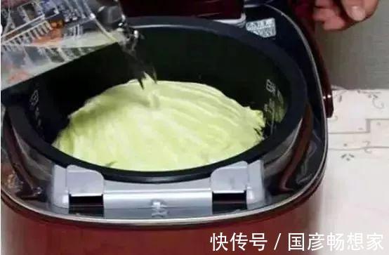 美味|将整颗包菜放入锅中,40分钟后,美味的不敢想象