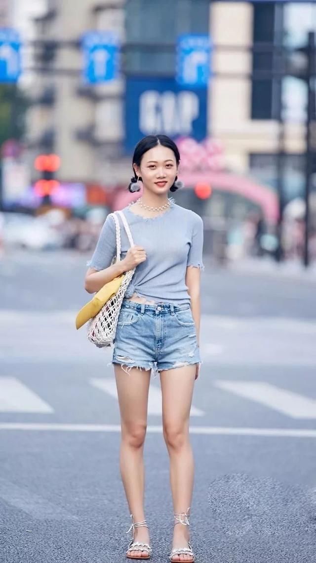 牛仔裤提升自身的优雅气质，绽放你干练秀美的玲珑身姿