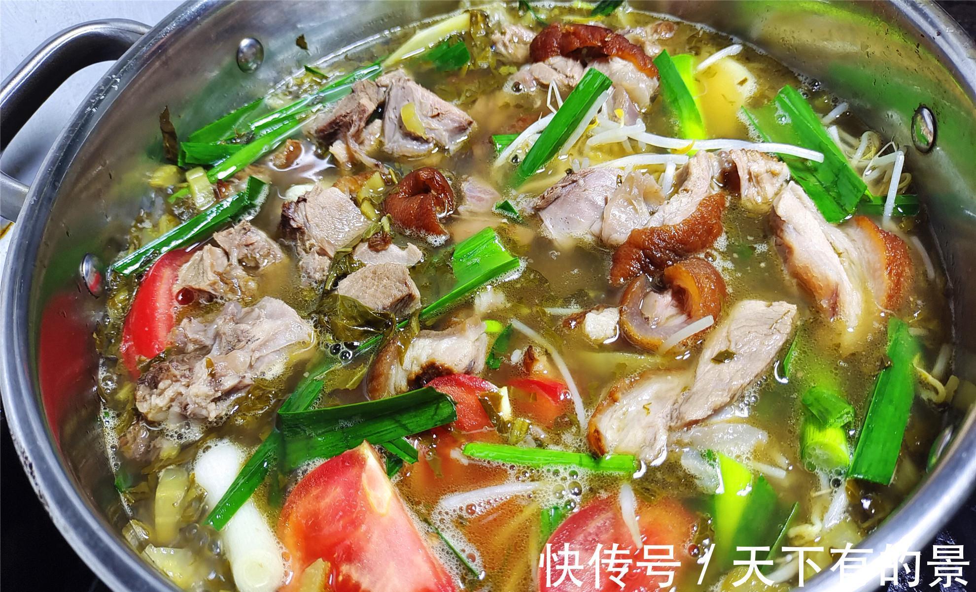 灵魂|贵州酸菜蹄膀做法来了，先油炸再慢卤，配上一碗灵魂蘸水，绝了