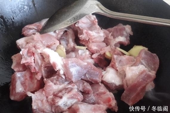 炖排骨时别焯水,婆婆用这个做法,汤鲜肉嫩无腥味,每次都不够吃