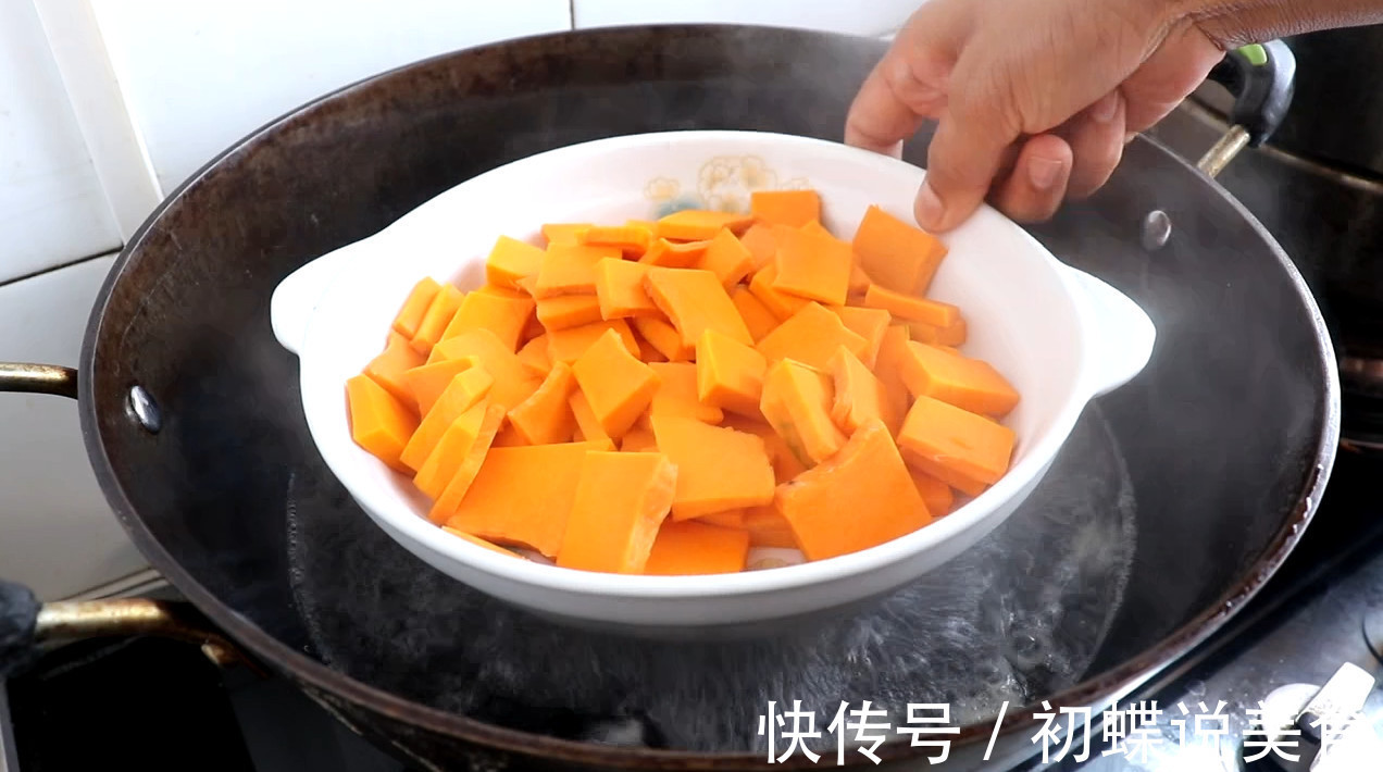 南瓜新做法，不做南瓜饼，不蒸馒头，越吃越想吃，做法超简单
