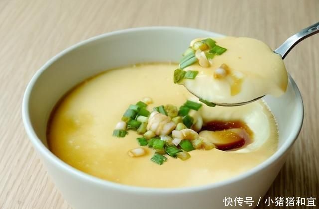 蒸鸡蛋羹用热水还是冷水?教你一招,蒸出来的像豆腐一样无蜂窝