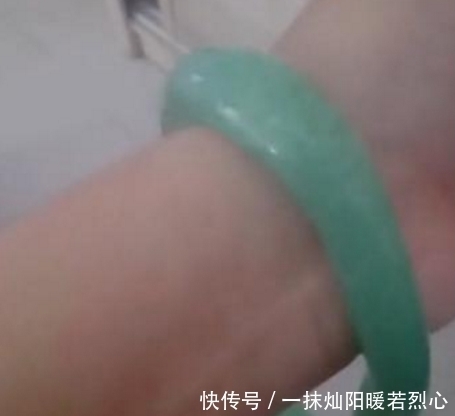 美女花2万买玉镯子,戴着镯子洗了个澡,眼睁睁看着镯子“化了”