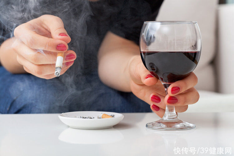 酒精|长期喝白酒延年益寿，还能抗癌？坦白说：微醺也伤身，别自我安慰