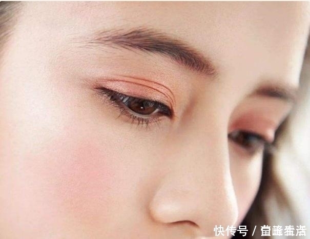 女人画眼线时,尽量少犯3个错误,显老不说,妆容还易显廉价!