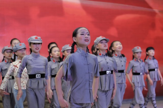 向警予做溆浦女校首任校长时只有21岁,她曾一个人背着包袱,翻山越岭