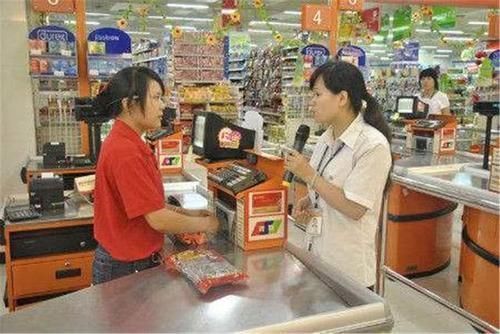 轩轩|6岁男孩50元只买回一袋盐,亲妈上门讨说法,收银员自己看监控