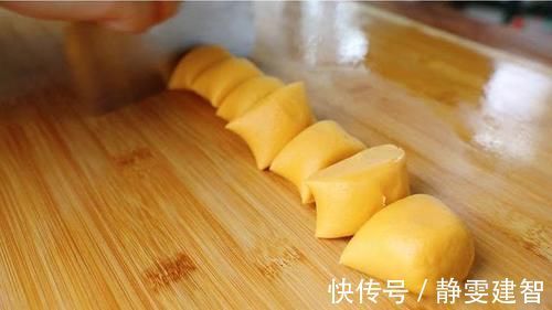 红薯别煮着吃了,加碗面粉烫一烫,不用油炸就酥脆,咬一口还流沙