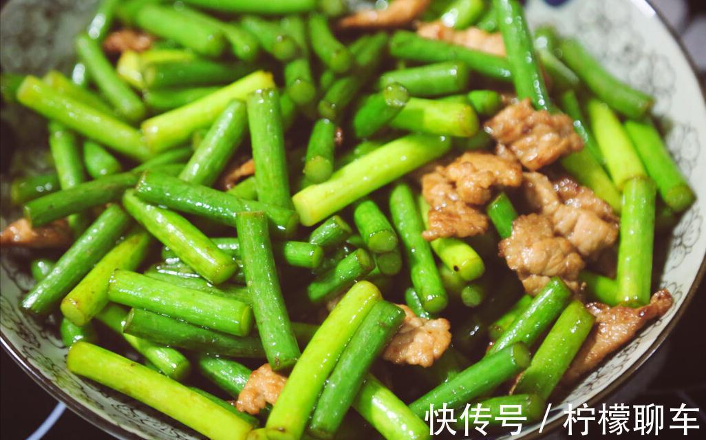 炒蒜苔，不可切完直接炒，多加1个技巧，翠绿又脆嫩，还没有怪味