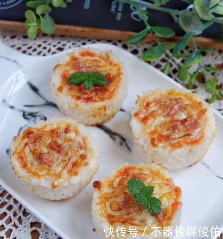 米饭|剩米饭的逆天吃法!爆浆芝士火腿焗蛋!