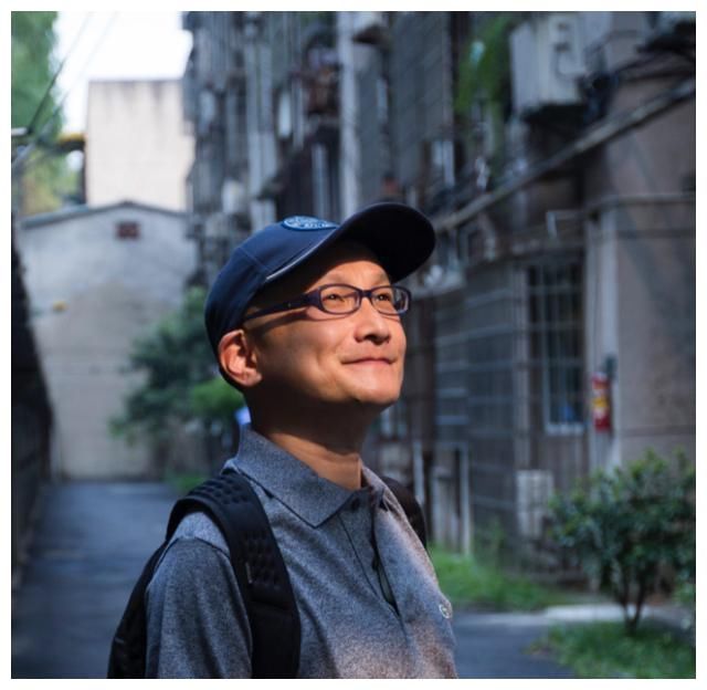 小时新闻记者专访《小舍得》原著作者鲁引弓南俪过度了，就变成田雨岚