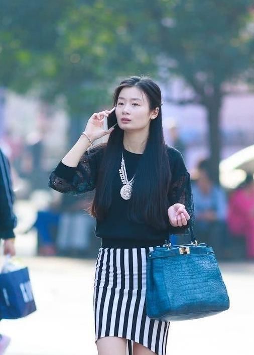 简洁大方的裙子搭配很显气场,可以瞬间提升你时尚的格调