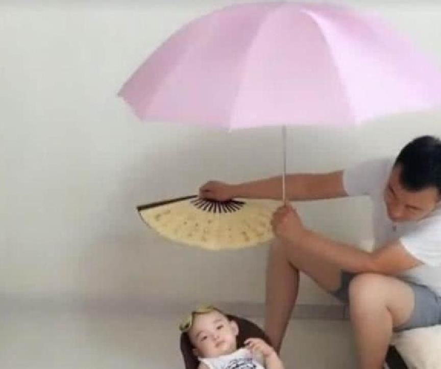 小祖宗|谁说宝爸不会带娃,宝爸带娃带出新姿势,宝妈在家门口捧腹大笑