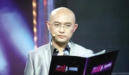 鬼才乐嘉：被“封杀”5年后，住豪宅开豪车养名犬，比以前更潇洒