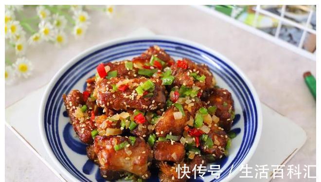 鲜香|入伏后孩子最馋排骨这做法，鲜香入味不油腻，炸后加料一拌，真香