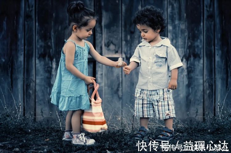 统一|写作业被弟弟打扰，哥哥将弟弟拖出房门，网友：这动作全国统一？