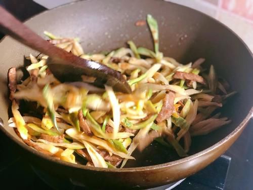 一到过年就爱囤这菜，和肉炒越嚼越香，消食开胃，独特风味谁都爱