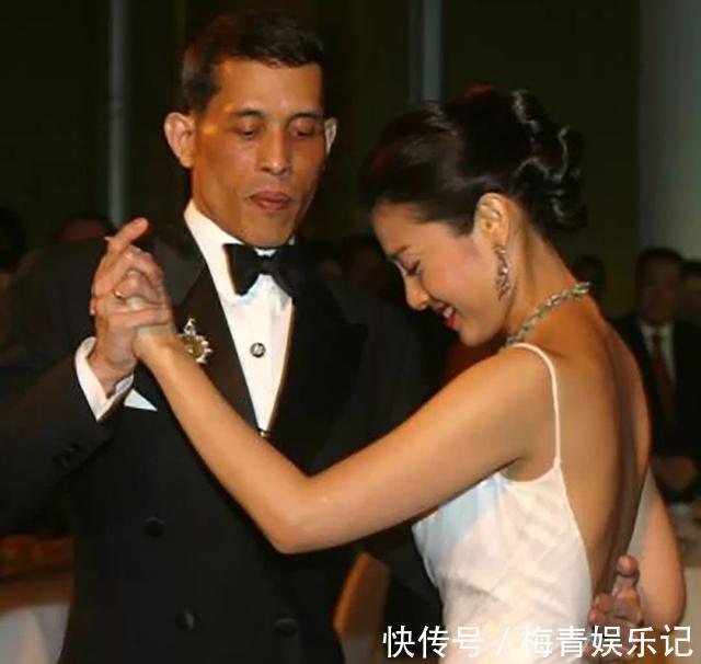 玛哈#同是签文件:苏提达跪地签,诗妮娜躲角落签,泰王却为西拉米铺纸