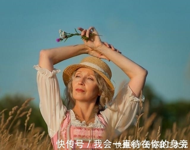 走红|58岁阿姨因cosplay走红，造型精美复古大片感，自制道具令人惊艳